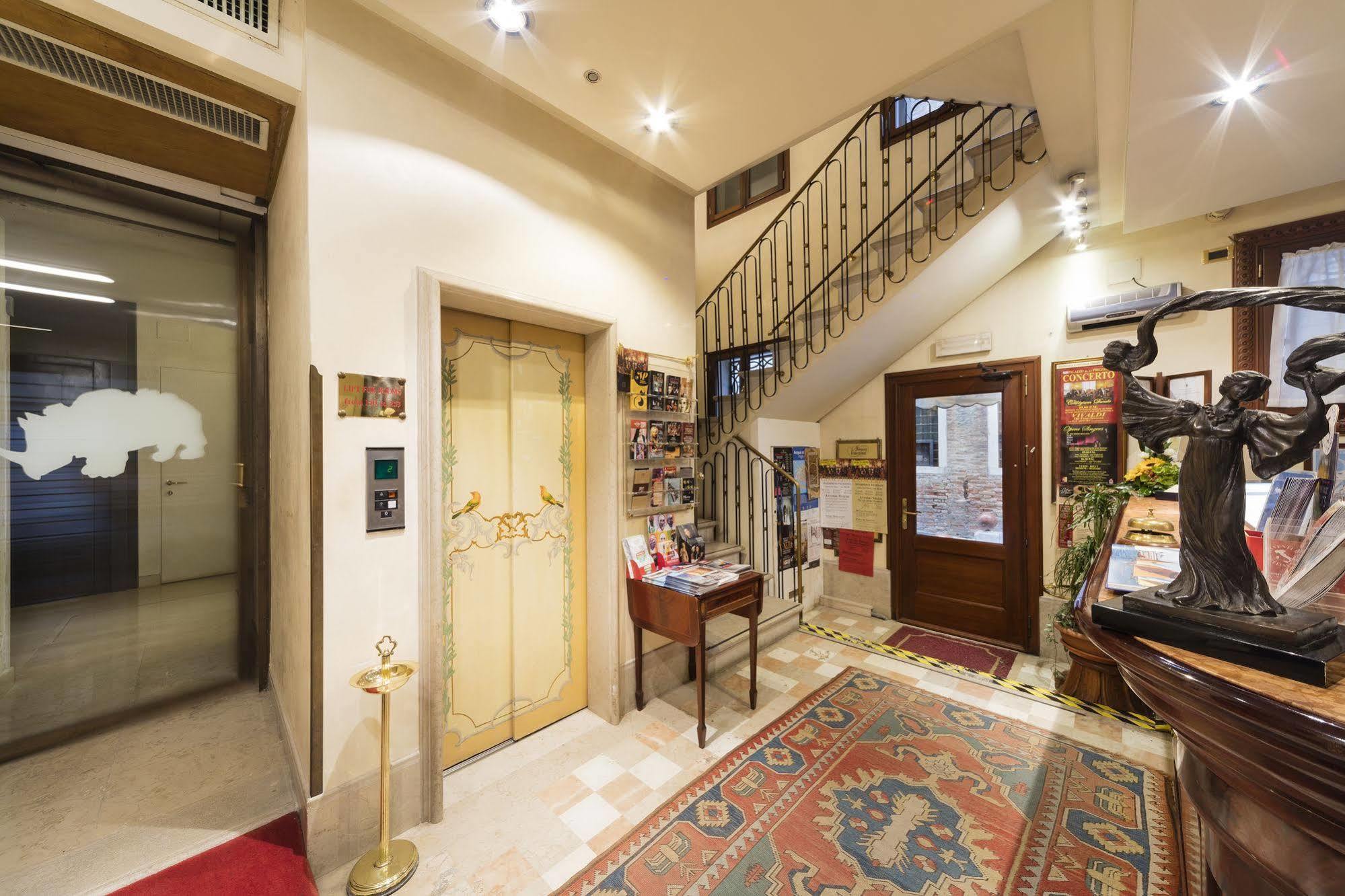 Hotel Al Ponte Dei Sospiri Венеция Екстериор снимка